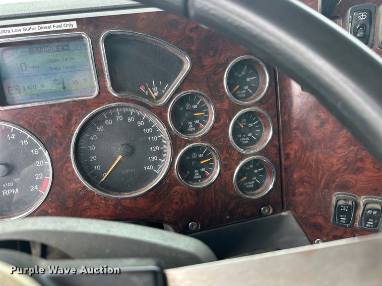 image for item FK1559 2015 Mack CXU613 semi truck