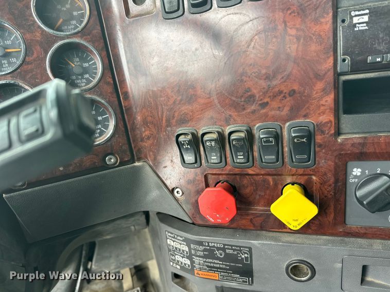 image for item FK1559 2015 Mack CXU613 semi truck