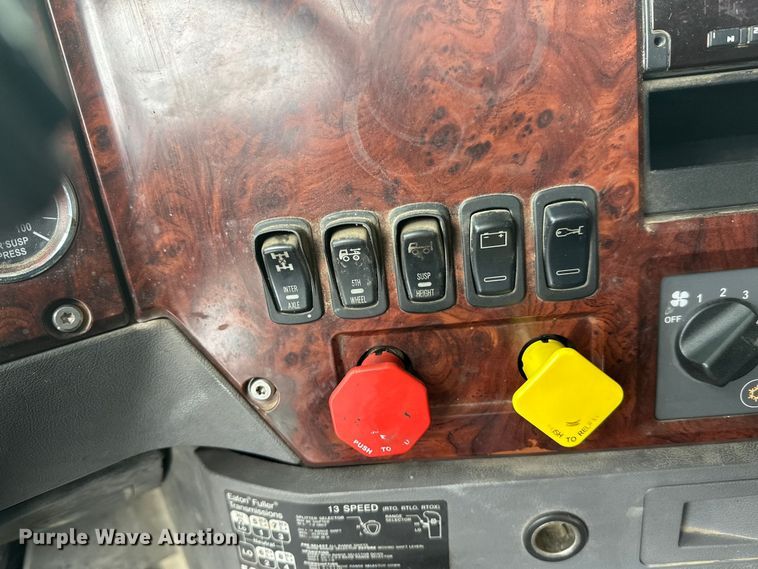 image for item FK1559 2015 Mack CXU613 semi truck