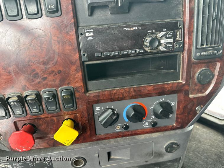 image for item FK1559 2015 Mack CXU613 semi truck