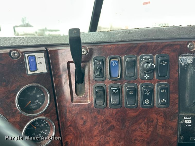 image for item FK1559 2015 Mack CXU613 semi truck