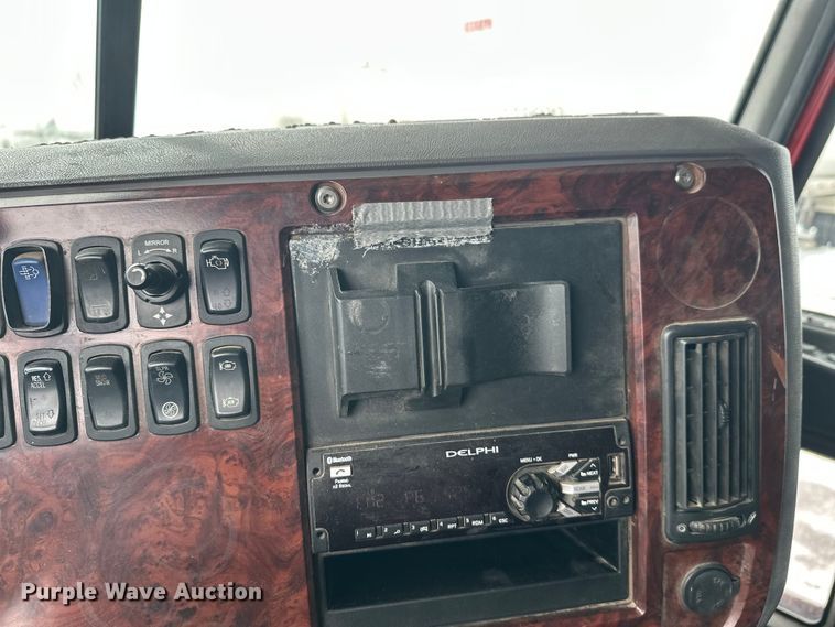 image for item FK1559 2015 Mack CXU613 semi truck