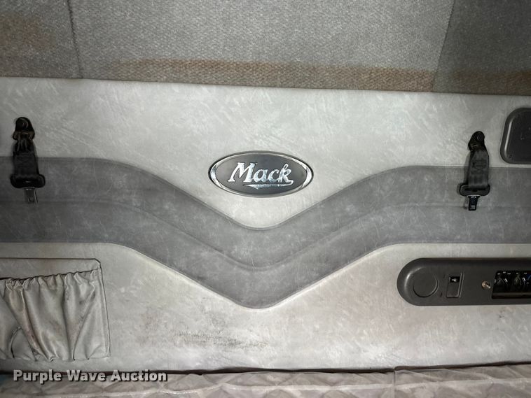 image for item FK1559 2015 Mack CXU613 semi truck