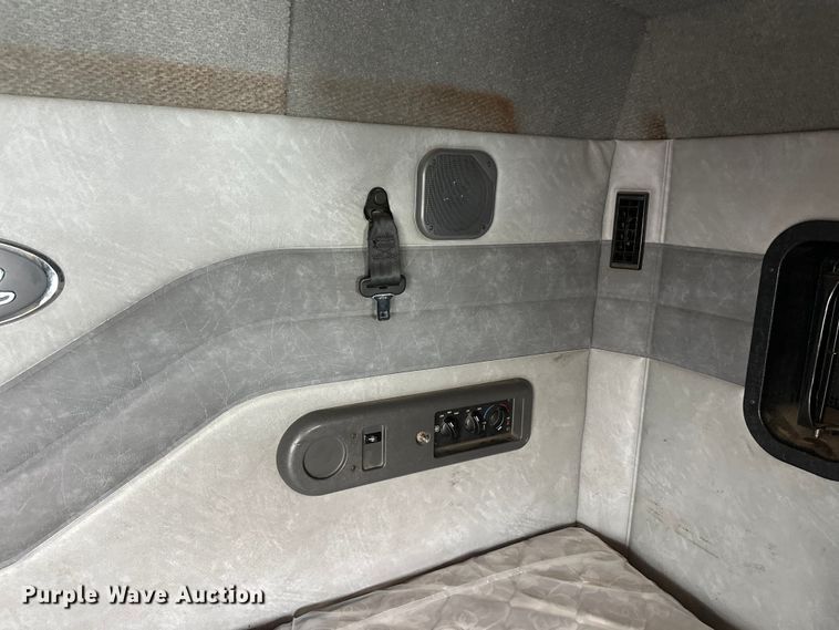 image for item FK1559 2015 Mack CXU613 semi truck