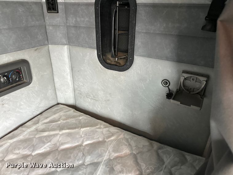 image for item FK1559 2015 Mack CXU613 semi truck