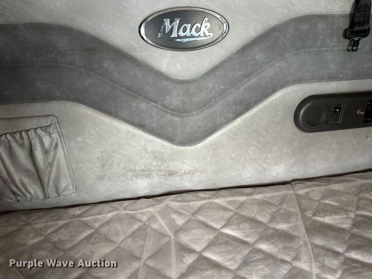 image for item FK1559 2015 Mack CXU613 semi truck