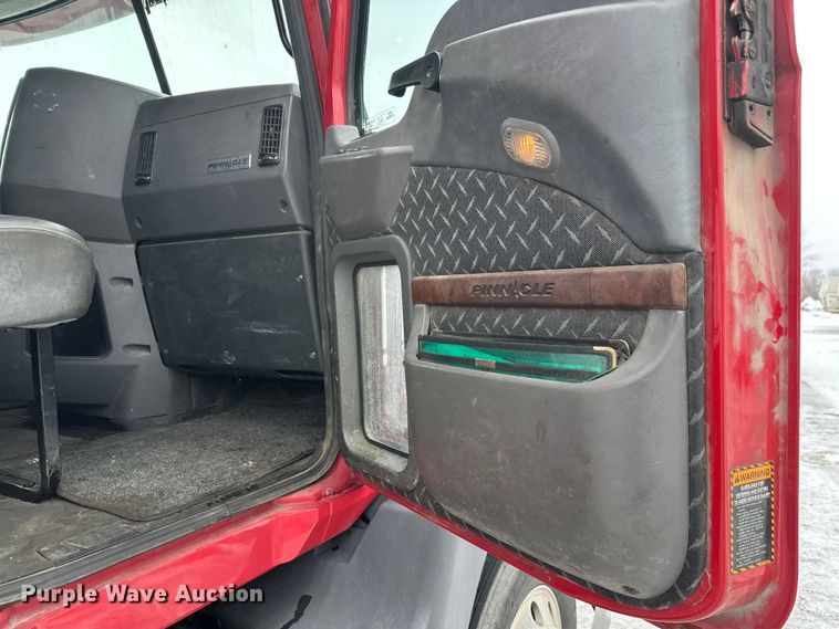 image for item FK1559 2015 Mack CXU613 semi truck