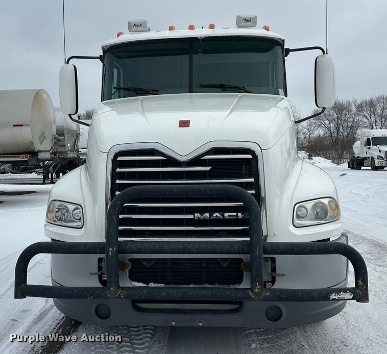 image for item FK1561 2015 Mack CXU613 semi truck