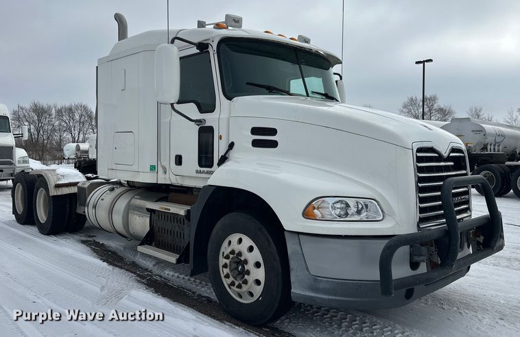 image for item FK1561 2015 Mack CXU613 semi truck