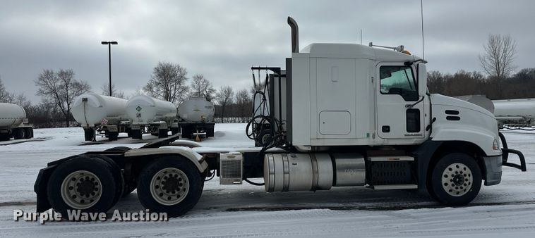 image for item FK1561 2015 Mack CXU613 semi truck