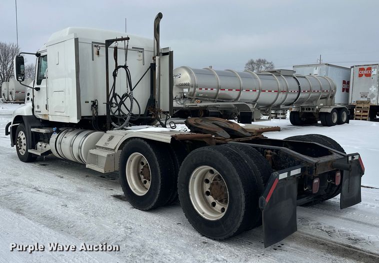 image for item FK1561 2015 Mack CXU613 semi truck