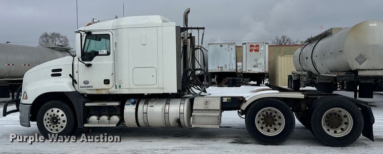 image for item FK1561 2015 Mack CXU613 semi truck