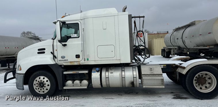 image for item FK1561 2015 Mack CXU613 semi truck