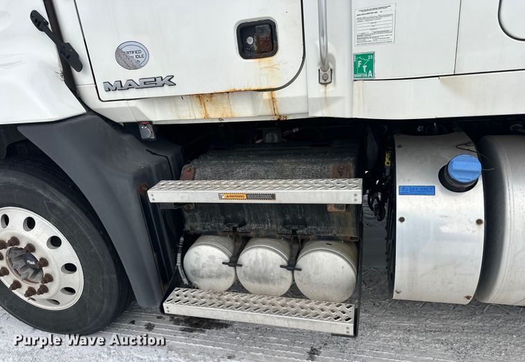 image for item FK1561 2015 Mack CXU613 semi truck