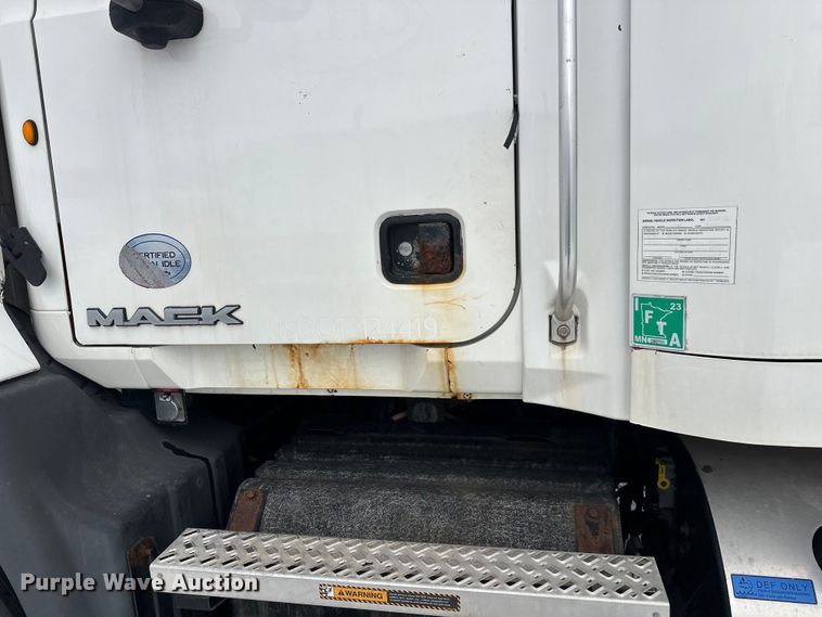 image for item FK1561 2015 Mack CXU613 semi truck