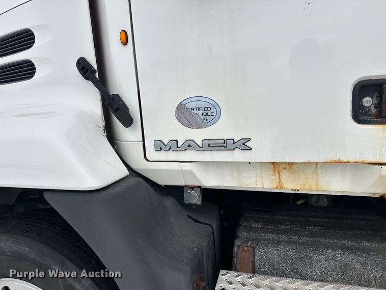 image for item FK1561 2015 Mack CXU613 semi truck