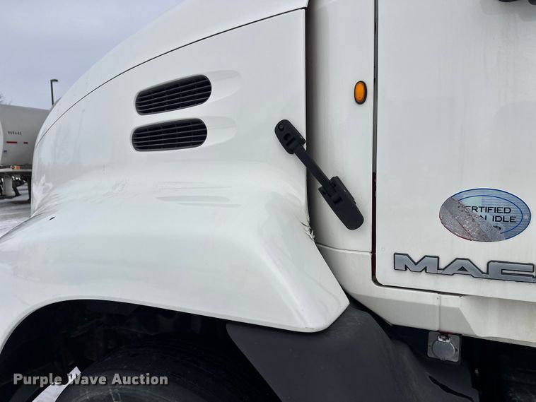 image for item FK1561 2015 Mack CXU613 semi truck