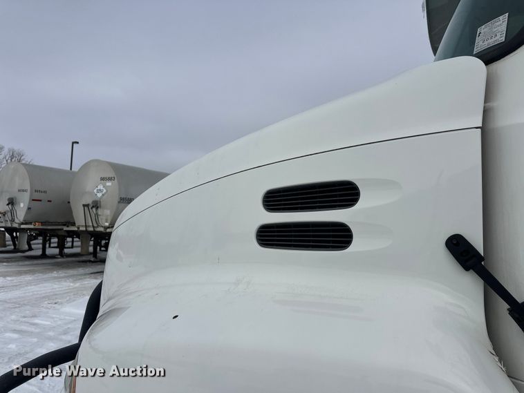 image for item FK1561 2015 Mack CXU613 semi truck