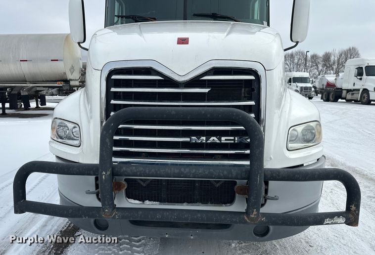 image for item FK1561 2015 Mack CXU613 semi truck
