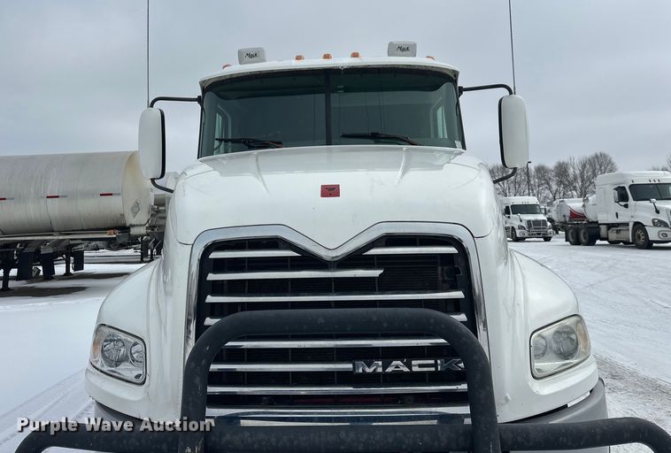image for item FK1561 2015 Mack CXU613 semi truck