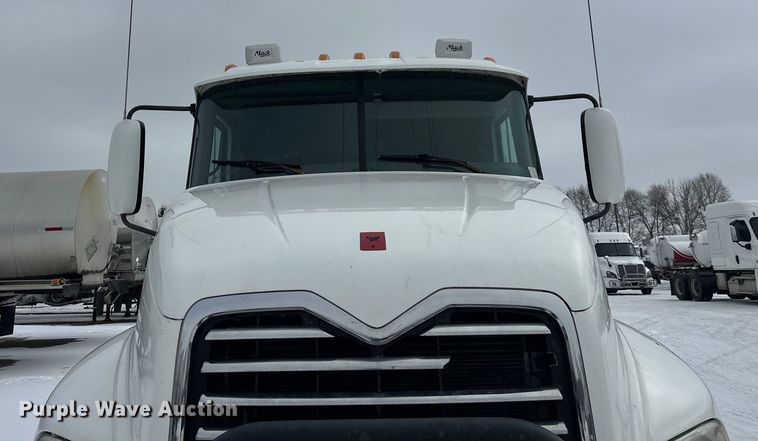 image for item FK1561 2015 Mack CXU613 semi truck
