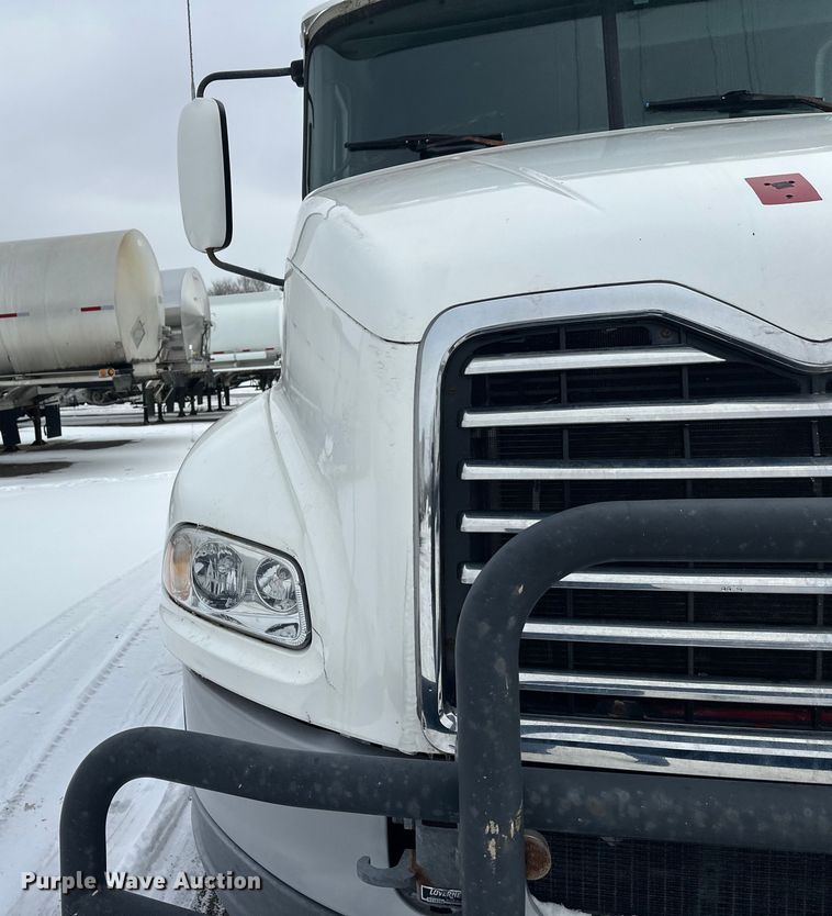 image for item FK1561 2015 Mack CXU613 semi truck
