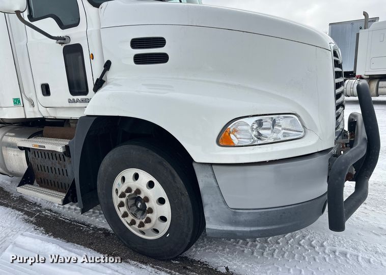 image for item FK1561 2015 Mack CXU613 semi truck