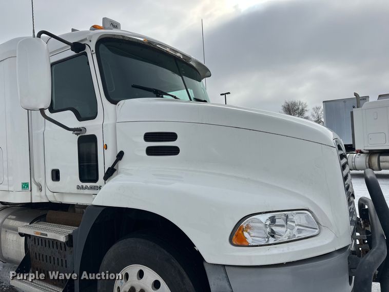 image for item FK1561 2015 Mack CXU613 semi truck