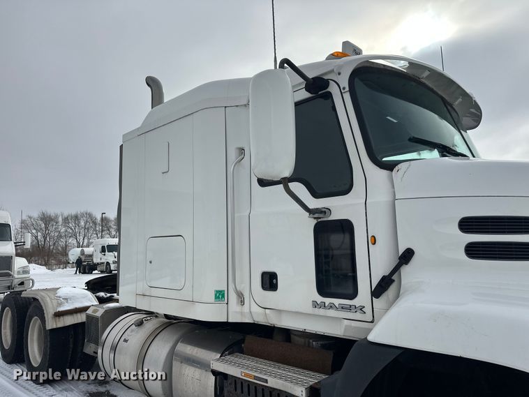 image for item FK1561 2015 Mack CXU613 semi truck