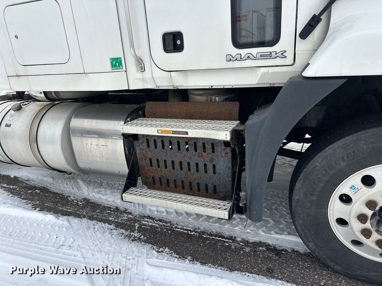 image for item FK1561 2015 Mack CXU613 semi truck