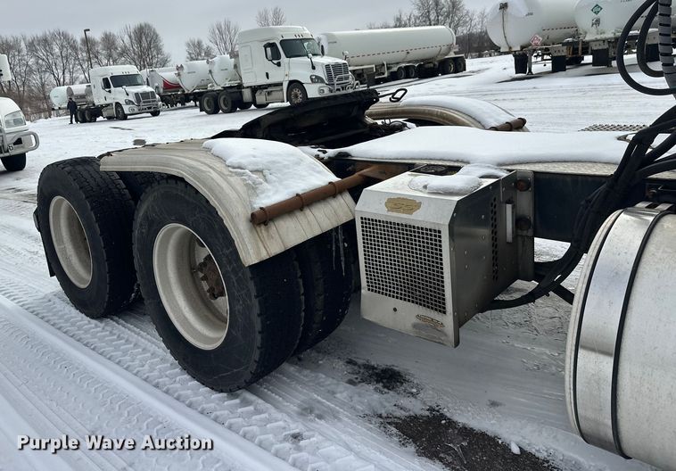 image for item FK1561 2015 Mack CXU613 semi truck