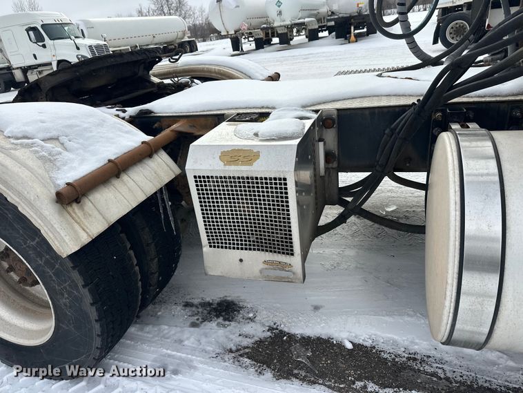 image for item FK1561 2015 Mack CXU613 semi truck