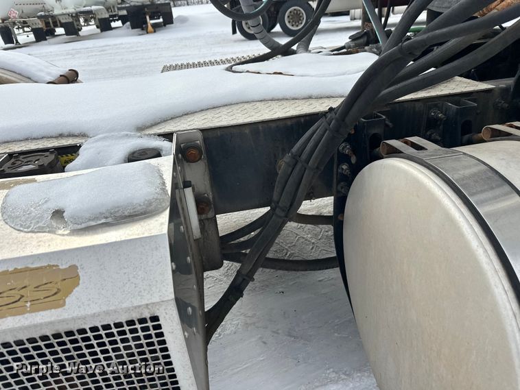 image for item FK1561 2015 Mack CXU613 semi truck