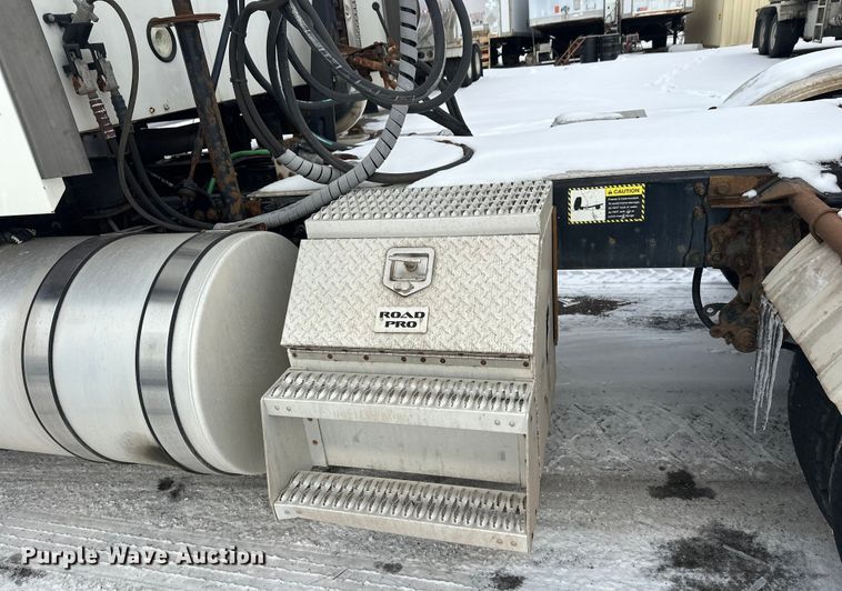 image for item FK1561 2015 Mack CXU613 semi truck