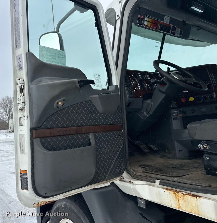 image for item FK1561 2015 Mack CXU613 semi truck