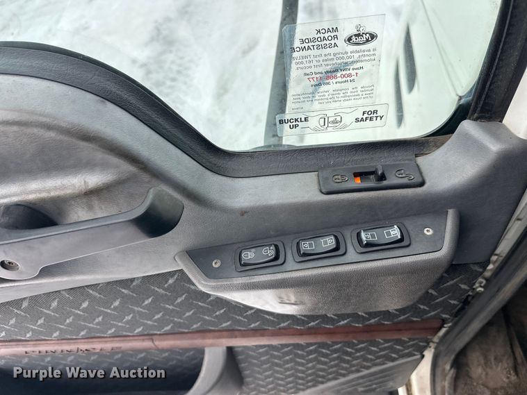 image for item FK1561 2015 Mack CXU613 semi truck