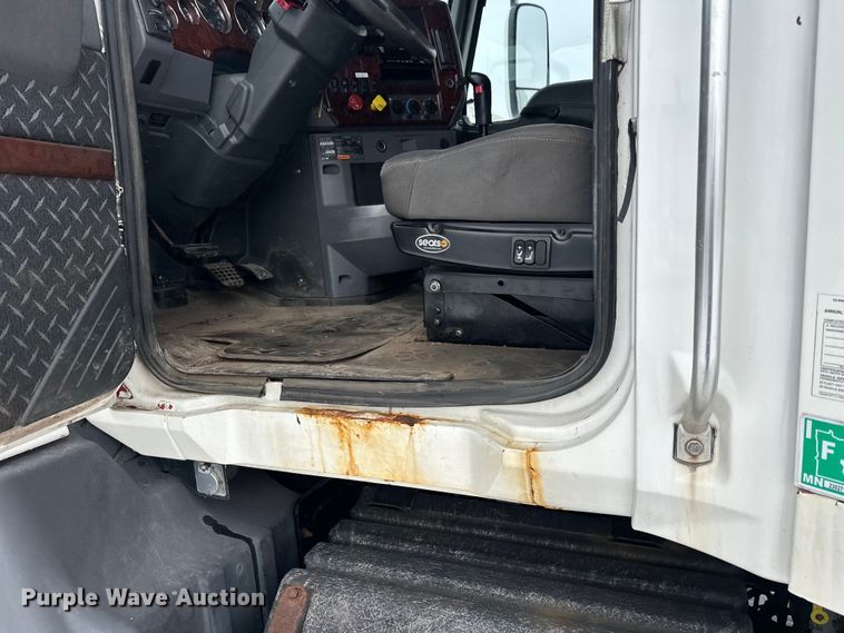 image for item FK1561 2015 Mack CXU613 semi truck