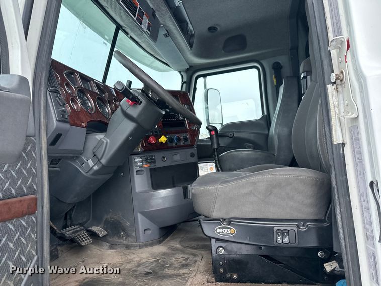 image for item FK1561 2015 Mack CXU613 semi truck