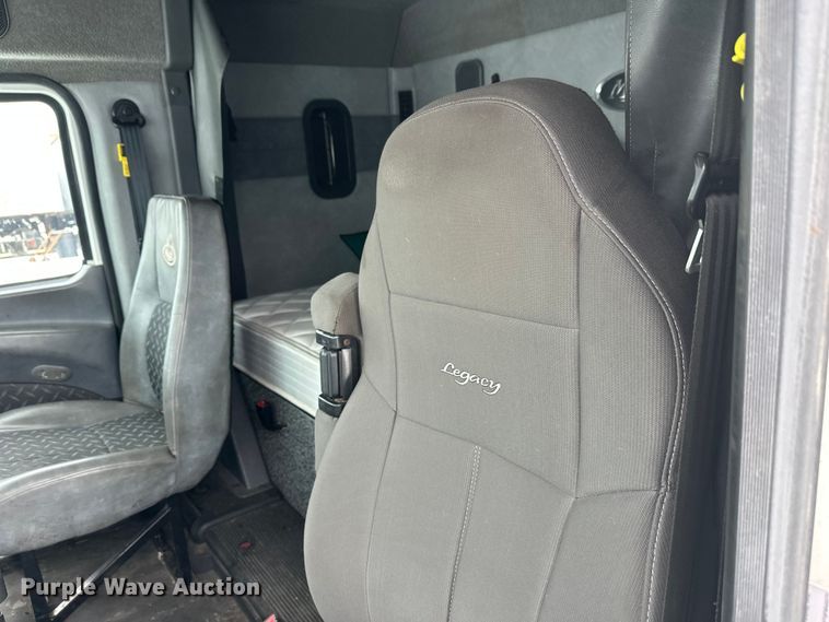 image for item FK1561 2015 Mack CXU613 semi truck