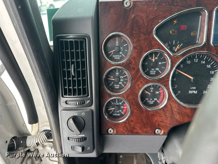 image for item FK1561 2015 Mack CXU613 semi truck