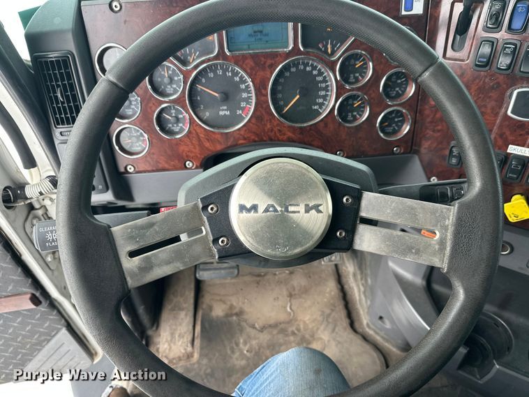 image for item FK1561 2015 Mack CXU613 semi truck