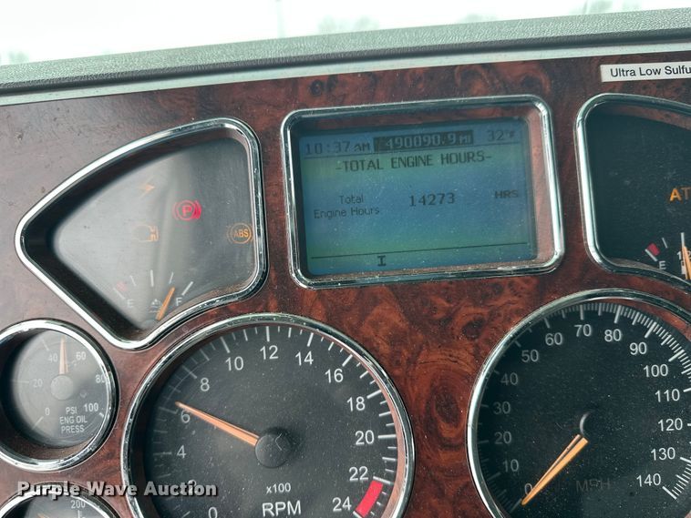 image for item FK1561 2015 Mack CXU613 semi truck