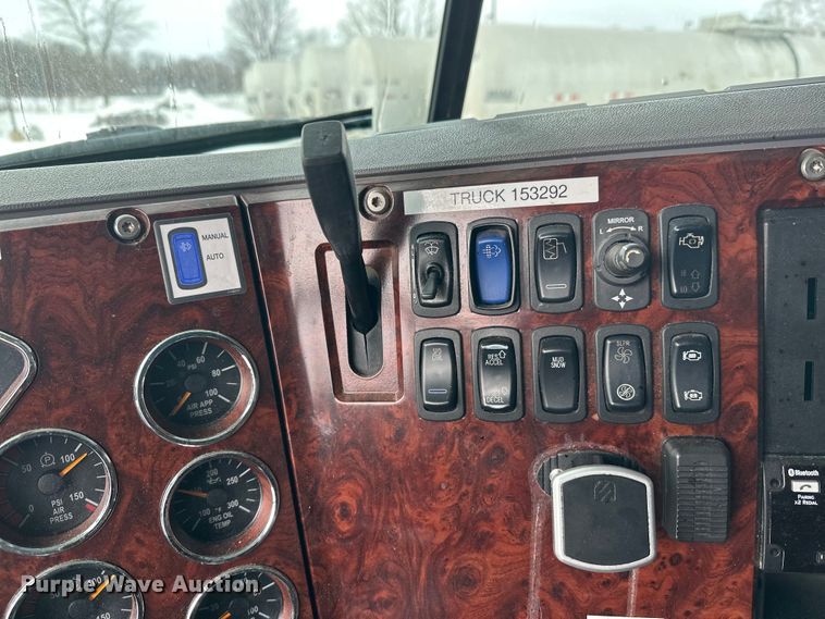 image for item FK1561 2015 Mack CXU613 semi truck