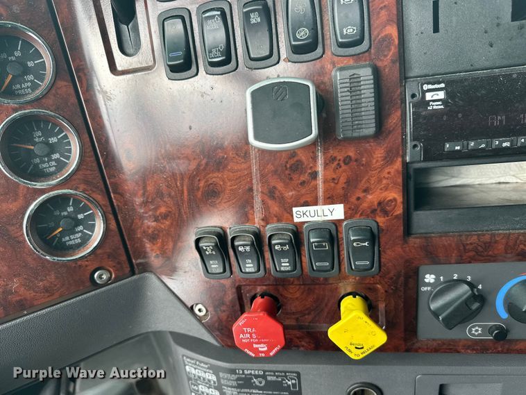 image for item FK1561 2015 Mack CXU613 semi truck