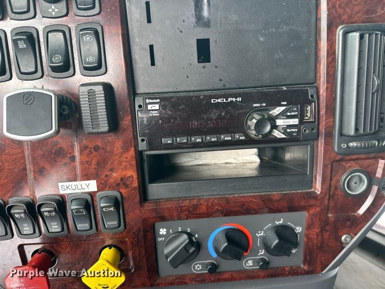 image for item FK1561 2015 Mack CXU613 semi truck