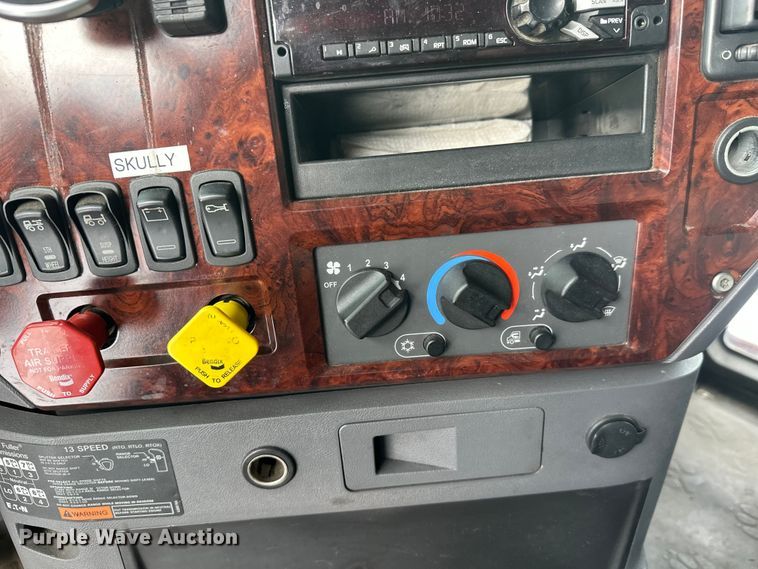 image for item FK1561 2015 Mack CXU613 semi truck