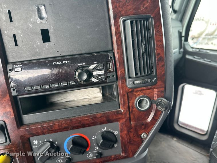 image for item FK1561 2015 Mack CXU613 semi truck