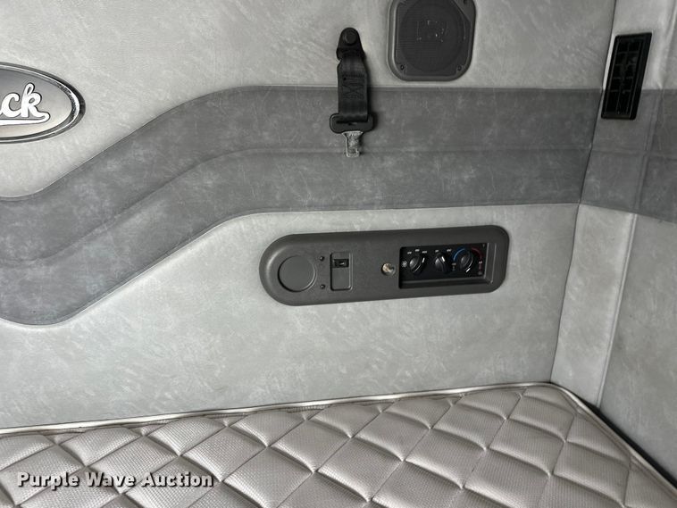 image for item FK1561 2015 Mack CXU613 semi truck