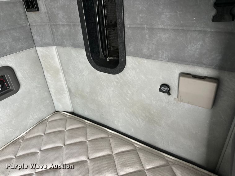 image for item FK1561 2015 Mack CXU613 semi truck