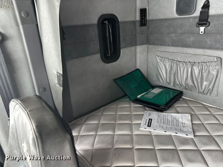 image for item FK1561 2015 Mack CXU613 semi truck